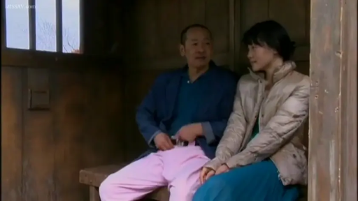 女子注视对方 · 简陋木屋 · 女子穿米色羽绒服与蓝色裙子 · 男子腰部动作特写