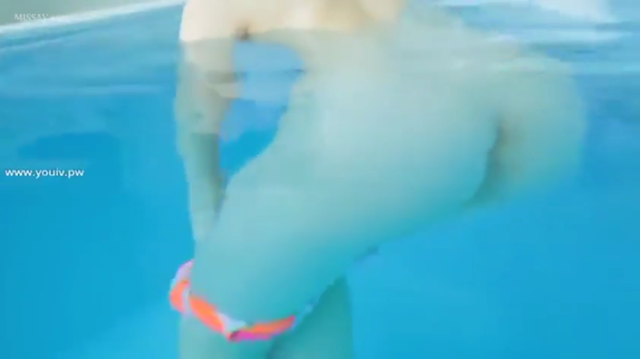 臀部特写 · 游泳池 · 半脱内裤 · 水面反光