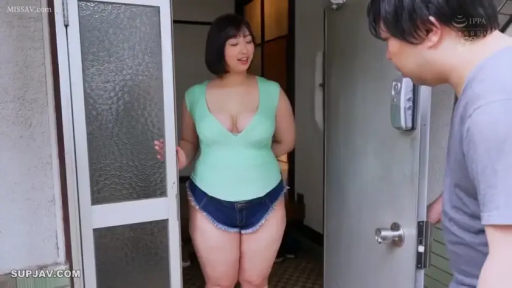 自然 · 上半身特写 · 民宅门口 · 浅绿色低胸紧身短袖