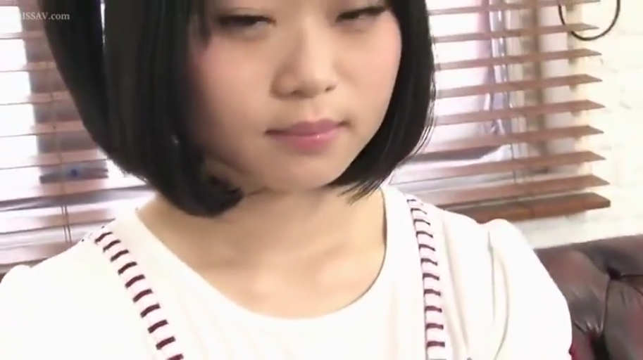 室内 · 上半身特写 · 微张嘴唇 · 条纹装饰衣领