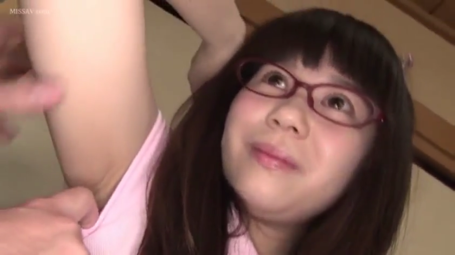 室内 · 粉色背心 · 抚摸 · 抬手 · 腋下特写