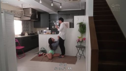 专注 · 居家厨房 · 口交 · 男子穿白色衬衫配黑色西裤