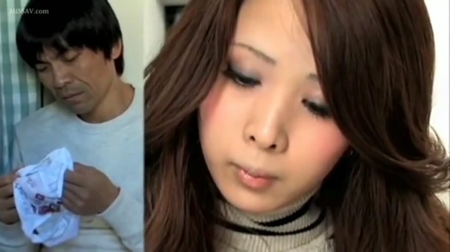 室内 · 白色卫衣 · 女性内裤 · 男人手持内裤特写 · 男人沉醉