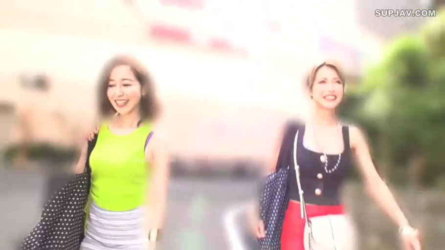 微笑 · 荧光绿背心 · 室外 · 包