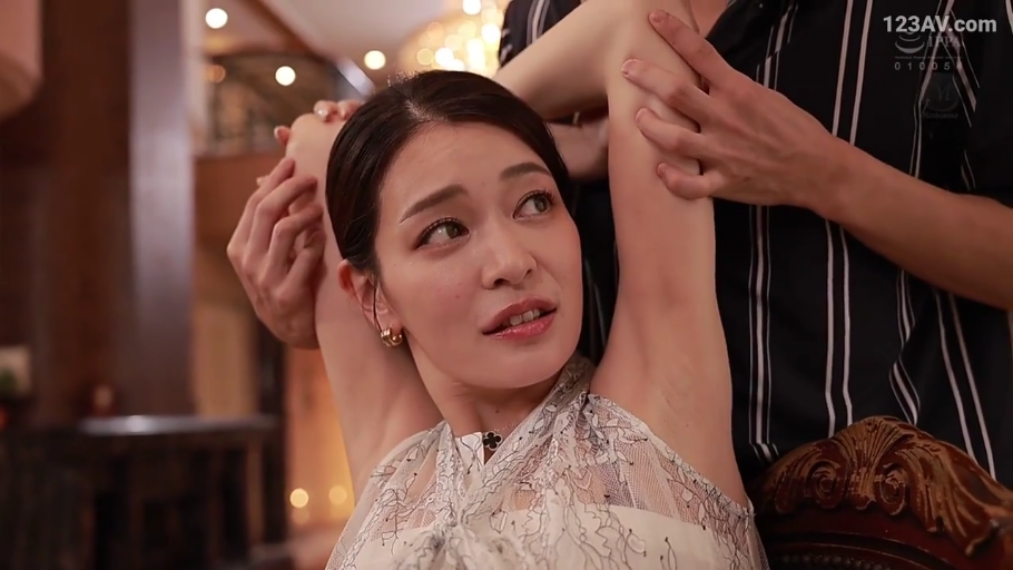 室内 · 腋下 · 白色蕾丝装 · 举起双臂