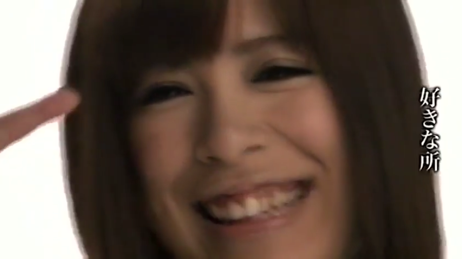 眼睛特写 · 表情愉悦 · 白色摄影棚 · 日语文字“好きな所”