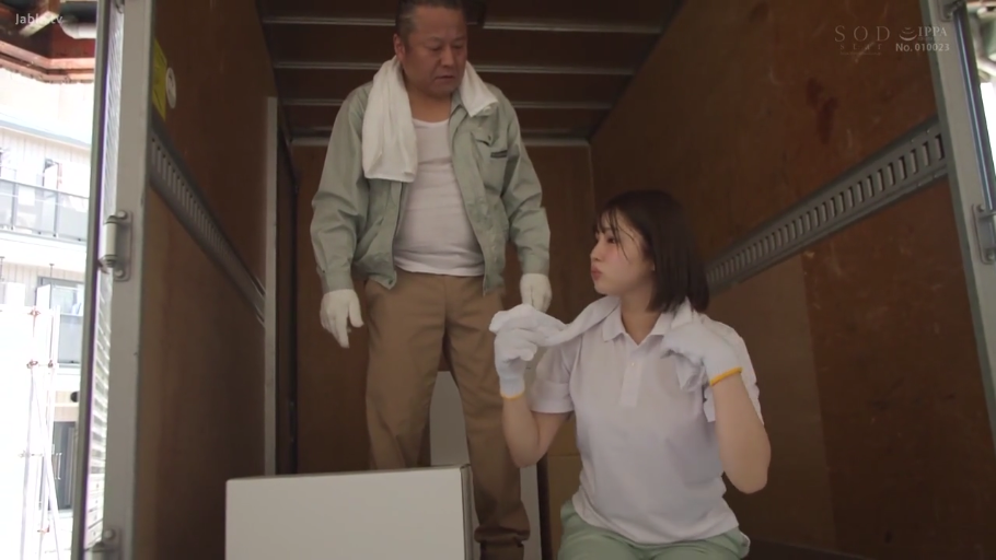 坐姿 · 中景 · 自然 · 纸箱 · 工作服 · 搬家 · 整理头发 · 货车车厢