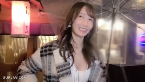 中景 · 站姿 · 微笑 · 户外 · 长发 · 透明雨伞 · 撑伞 · 格子外套