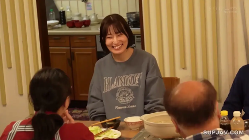 坐姿 · 居家 · 餐厅 · 笑容 · 用餐 · 餐具 · 卫衣