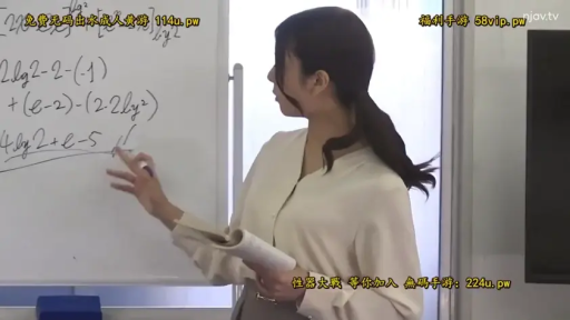 教室 · 专注 · 米白色衬衫 · 马克笔 · 侧面脸部特写 · 白板上有数学算式