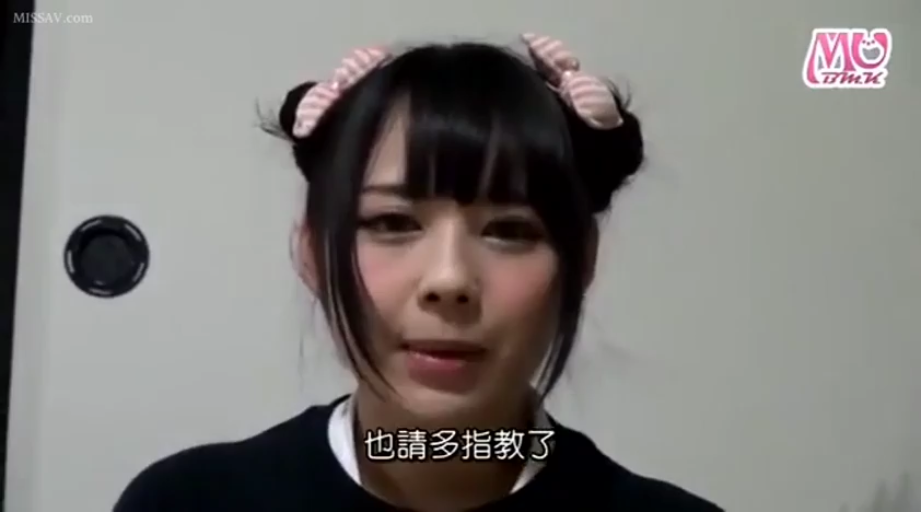 室内 · 脸部特写 · 微笑 · 双马尾 · 蝴蝶结 · 正面 · 学生装 · 自我介绍