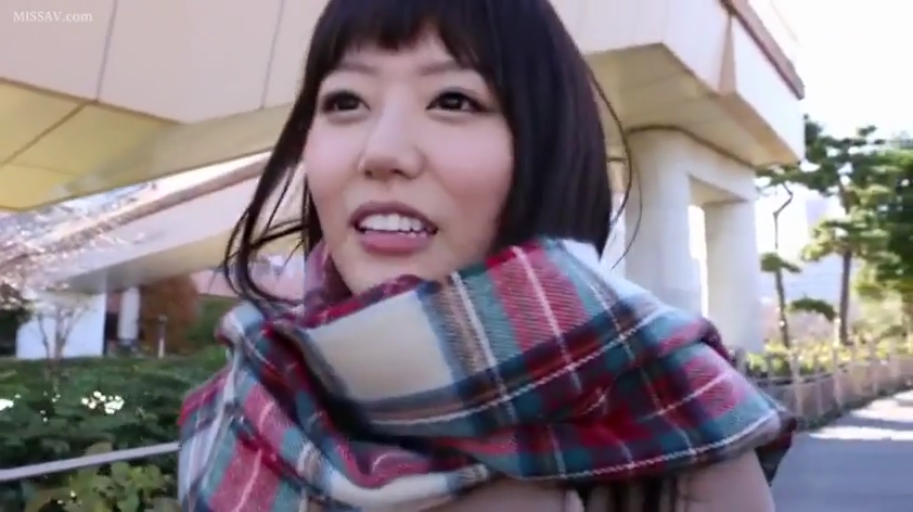 脸部特写 · 微笑 · 室外 · 格纹围巾