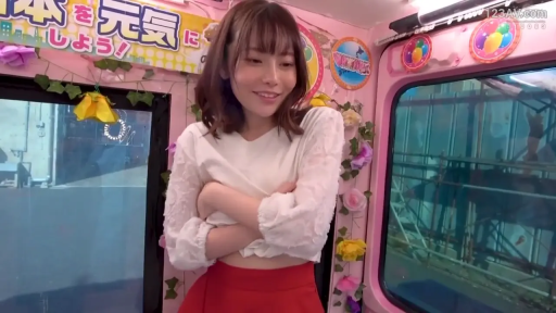 羞涩微笑 · 上半身特写 · 白色长袖上衣 · 小型展位 · 装饰灯带 · 背景带有日文标语