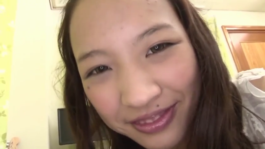 眼神交流 · 卧室 · 温柔 · 白色浅色上衣