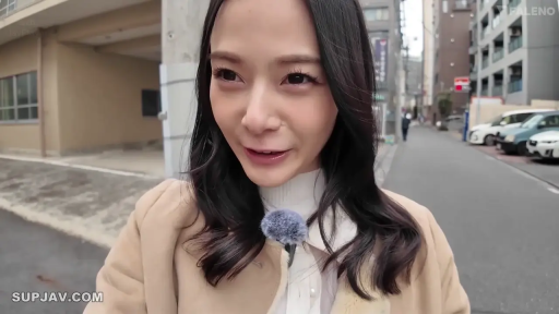 脸部特写 · 站立 · 街道 · 驼色外套