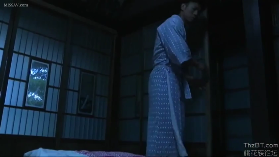 严肃 · 全身 · 和室 · 站姿 · 开门 · 榻榻米 · 浴衣 · 深夜