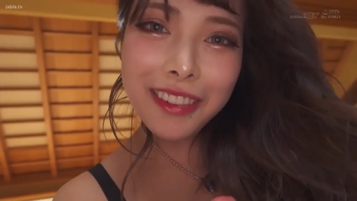 脸部特写 · 室内卧室 · 注视镜头 · 金属项链 · 黑色吊带或内衣