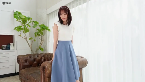 温和 · 皮沙发 · 客厅 · 蓝色高腰伞裙 · 人物半身特写