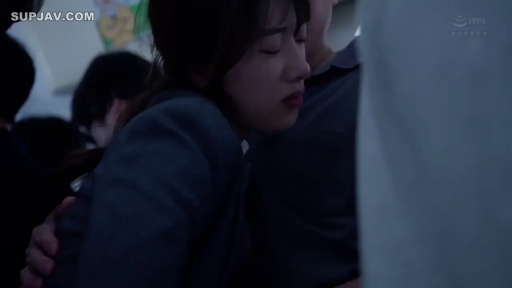 脸部特写 · 无奈 · 深色西装校服 · 电车 · 周围环境昏暗