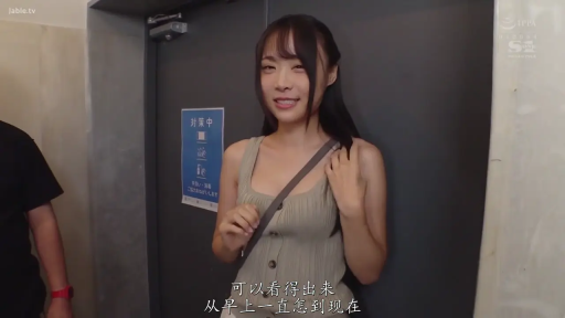 交谈 · 站姿 · 微笑 · 半身 · 挎包 · 针织背心 · 日系 · 门口