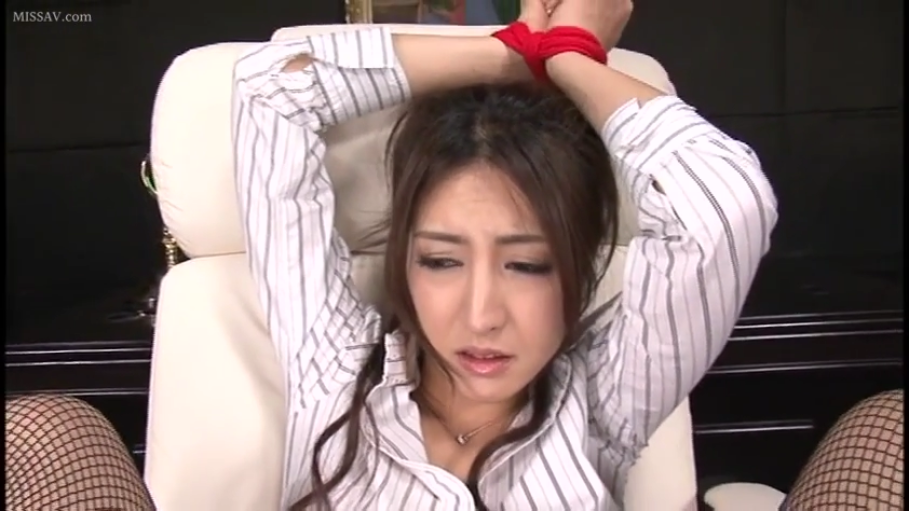 捆绑双手特写 · 办公室 · 红色绳子 · 黑色渔网袜 · 无奈 · 双手被红绳高举过头顶