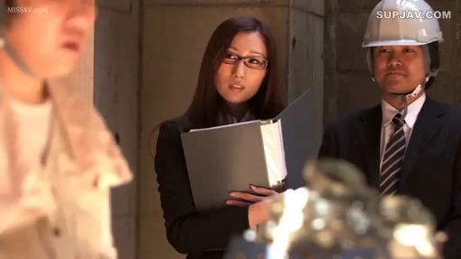 专注 · 白色安全帽 · 光线明亮 · 建筑工地 · 白色安全帽 · 戴安全帽男子脸部特写