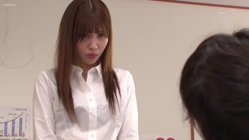 严肃 · 办公室 · 站立 · 中景 · 白衬衫 · 对视 · OL · 图表