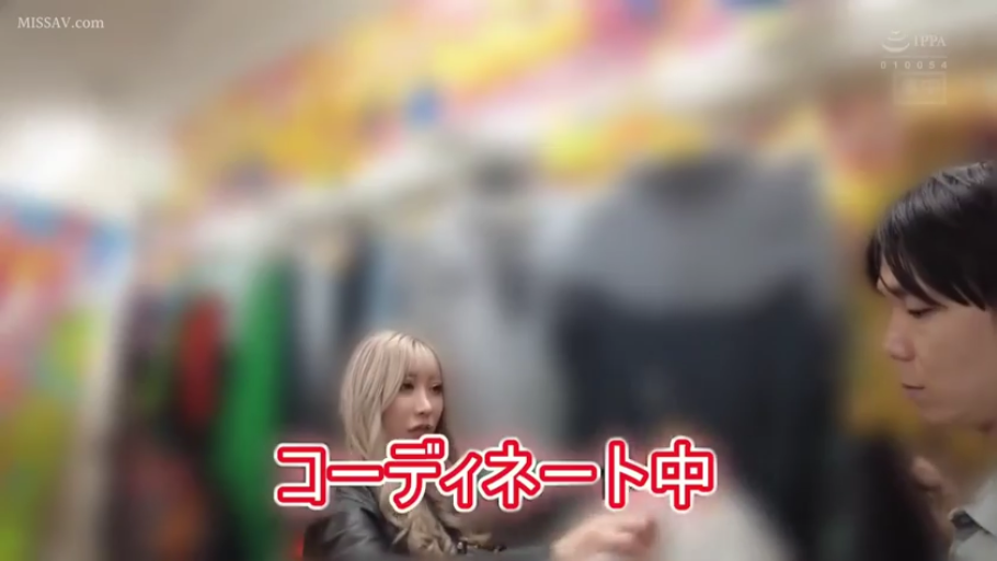 交谈中 · 服装店 · 深色外套 · 服装 · 画面有模糊处理 · 金发女演员面部特写