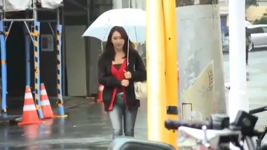 平静 · 户外 · 雨伞 · 红色内搭 · 雨天 · 中景镜头