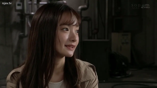 坐姿 · 微笑 · 面部特写 · 谈话 · 长发 · 棕色风衣 · 地下室