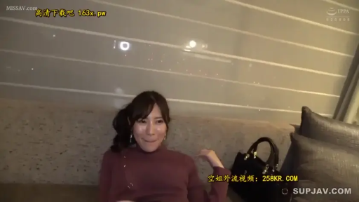 脸部特写 · 酒店房间 · 微笑 · 手提包 · 深红色高领针织衫