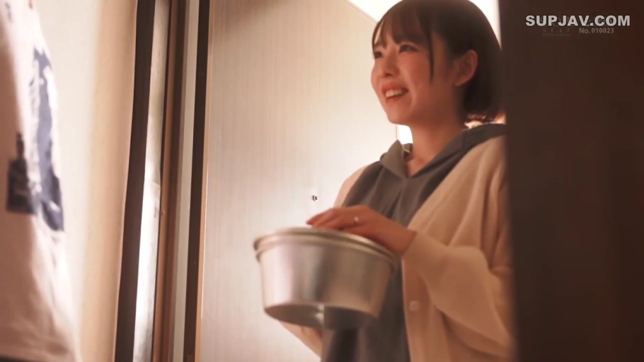 和善 · 家のドア前 · 浅色开衫 · 餐盒 · 女性面部特写