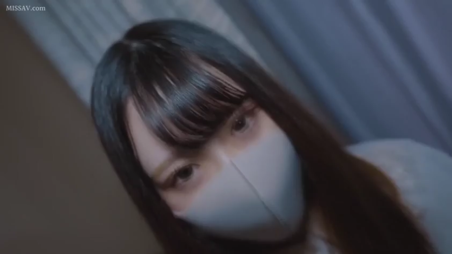 室内 · 迷离 · 眼睛特写 · 便装 · 口罩 · 光线柔和