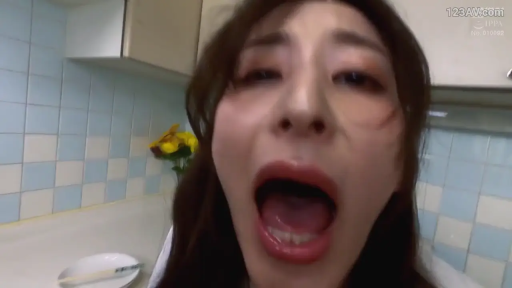 脸部特写 · 厨房 · 白色衣服