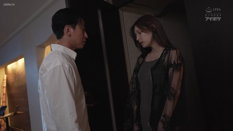 室内 · 交谈 · 忧郁 · 站立 · 蕾丝罩衫 · 剧情 · 门