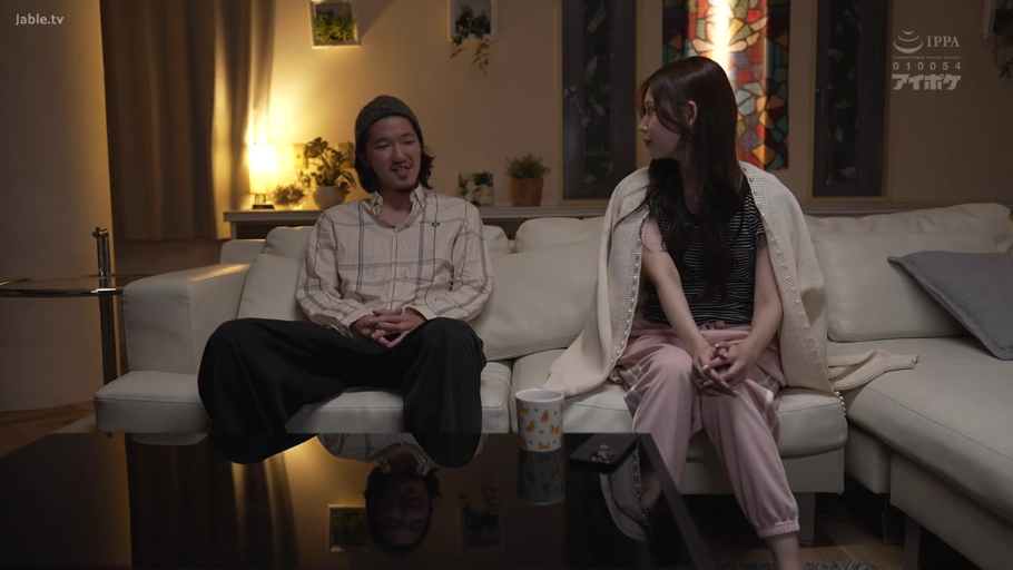 坐姿 · 交谈 · 中景 · 沙发 · 自然 · 客厅 · 居家服