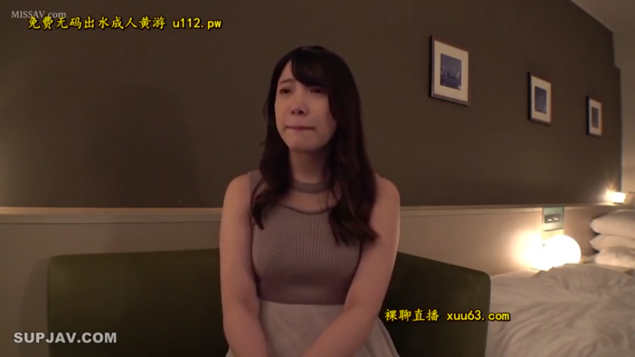 咬嘴唇 · ホテルルーム · 顔のクローズアップ · 无袖修身上衣