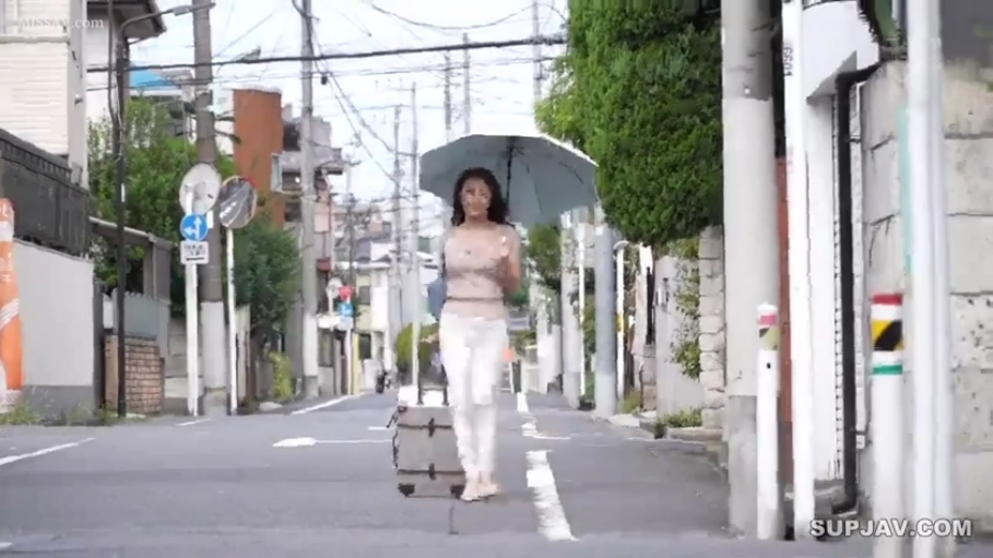 雨伞 · 自然 · 室外 · 雨天 · 浅色紧身短袖