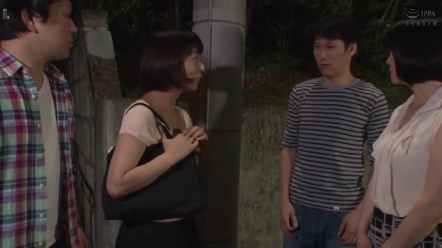 交谈 · 站立 · 中景 · 自然 · 手提包 · 多人 · 户外 · 休闲服