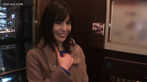 甜美微笑 · 面部特写 · 电梯内部 · 蓝色内搭 · 夜间灯光