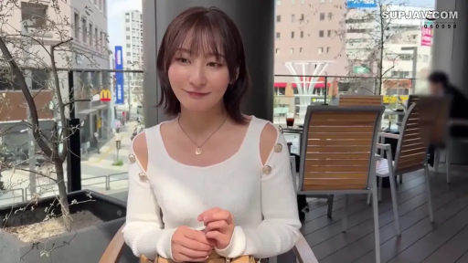娇羞 · 上半身特写 · 户外咖啡厅 · 白色露肩针织衫