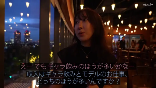 餐厅 · 脸部特写 · 交谈中 · 黑色上衣 · 日语字幕