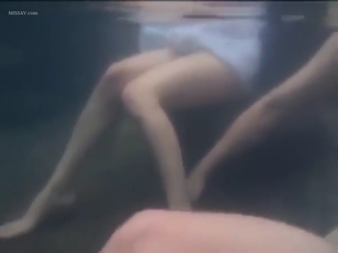 温泉 · 水下视角 · 水下拍摄 · 部分被水浸湿的衣物
