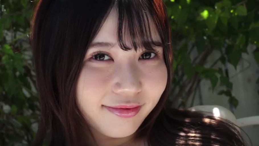 脸部特写 · 微笑 · 对视 · 户外 · 长发 · 正面 · 裸肩