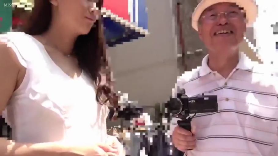条纹翻领POLO衫 · 条纹Polo衫 · 街头 · 画质模糊处理 · 摄像机特写 · 男人露齿笑