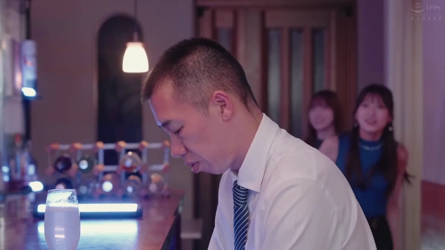 酒杯 · 酒吧 · 男子低头沉思 · 男子侧脸特写 · 女子穿着蓝色背心