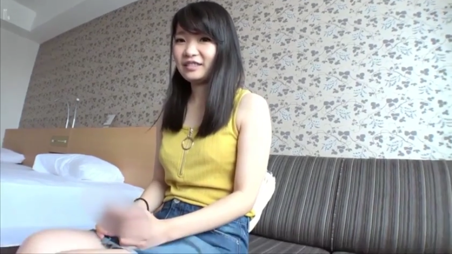 坐姿 · 交谈 · 中景 · 微笑 · 床 · 酒店房间 · 长发 · 黄色无袖上衣