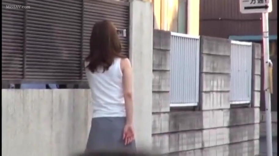 街道 · 白色无袖上衣