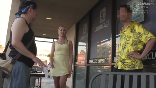 交谈 · 站立 · 中景 · 自然 · 户外 · 黄色菠萝衬衫 · 单肩包 · 街头店铺前