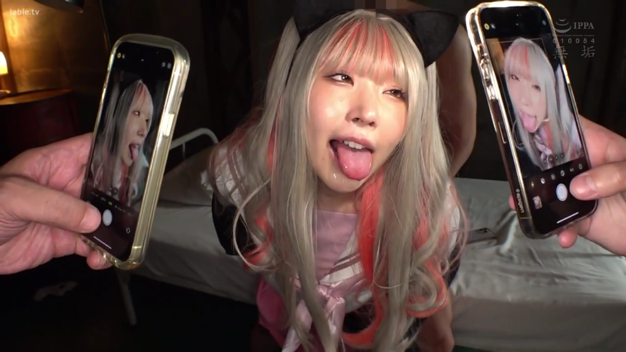 寝室 · 水手服 · 伸舌头 · 猫耳头饰 · 手机屏幕显示画面 · 手机屏幕反射